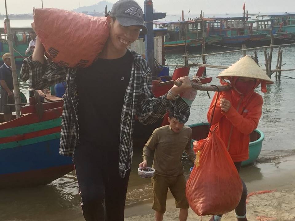 Ngư dân Hà Tĩnh phấn khởi vì trúng đậm sò lụa - 3 Ngư dân Hà Tĩnh phấn khởi vì trúng đậm sò lụa - 3