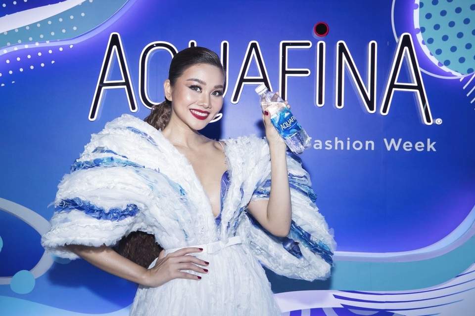 Minh Tú mở màn Aquafina VIFW, bộ ba Thanh Hằng - Quang Đại - Hoàng Thùy công phá thảm đỏ - 5 Minh Tú mở màn Aquafina VIFW, bộ ba Thanh Hằng - Quang Đại - Hoàng Thùy công phá thảm đỏ - 5