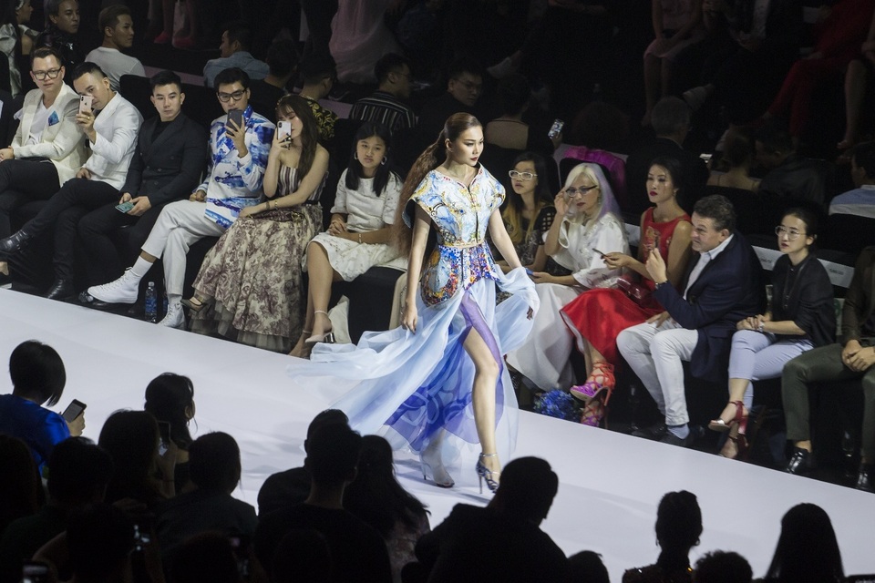 Minh Tú mở màn Aquafina VIFW, bộ ba Thanh Hằng - Quang Đại - Hoàng Thùy công phá thảm đỏ - 14 Minh Tú mở màn Aquafina VIFW, bộ ba Thanh Hằng - Quang Đại - Hoàng Thùy công phá thảm đỏ - 14