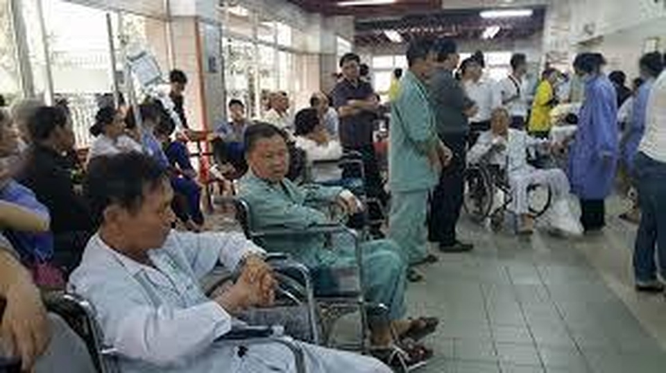 Xếp dép xí chỗ chờ khám bệnh ngay tại Hà Nội? - 2