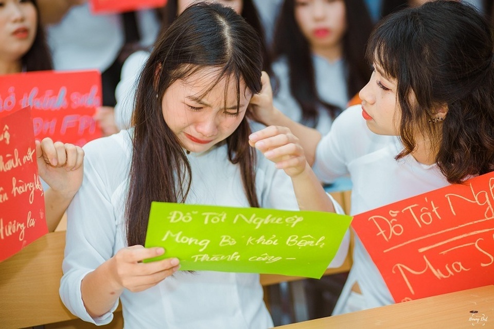 Câu chuyện xúc động phía sau bức ảnh kỷ yếu “mong bố khỏi bệnh” - 1 Câu chuyện xúc động phía sau bức ảnh kỷ yếu “mong bố khỏi bệnh” - 1