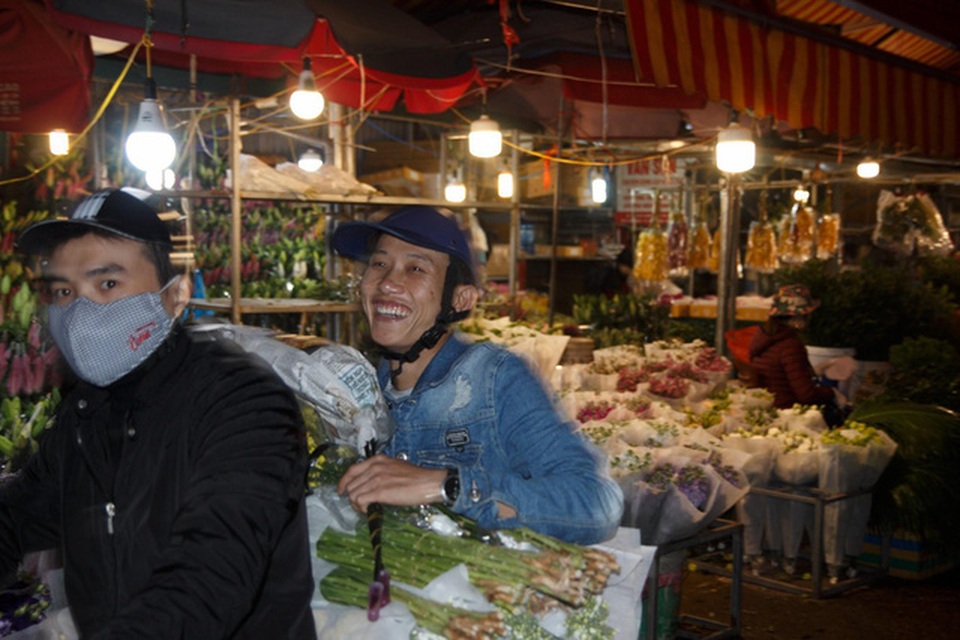 Đêm không ngủ ở chợ hoa nổi tiếng Hà Nội - 2 Đêm không ngủ ở chợ hoa nổi tiếng Hà Nội - 2