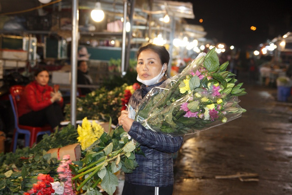 Đêm không ngủ ở chợ hoa nổi tiếng Hà Nội - 5 Đêm không ngủ ở chợ hoa nổi tiếng Hà Nội - 5