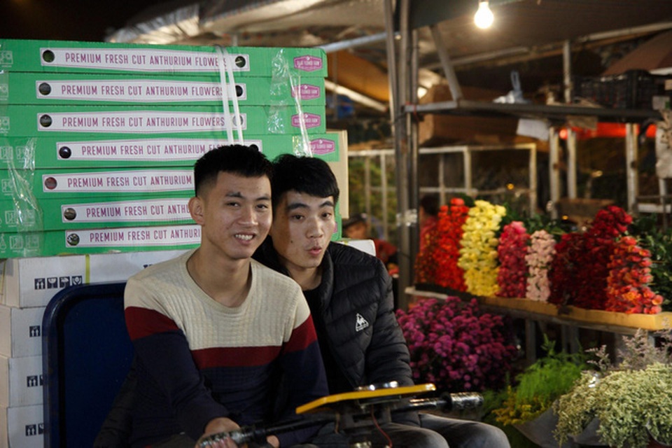 Đêm không ngủ ở chợ hoa nổi tiếng Hà Nội - 7 Đêm không ngủ ở chợ hoa nổi tiếng Hà Nội - 7