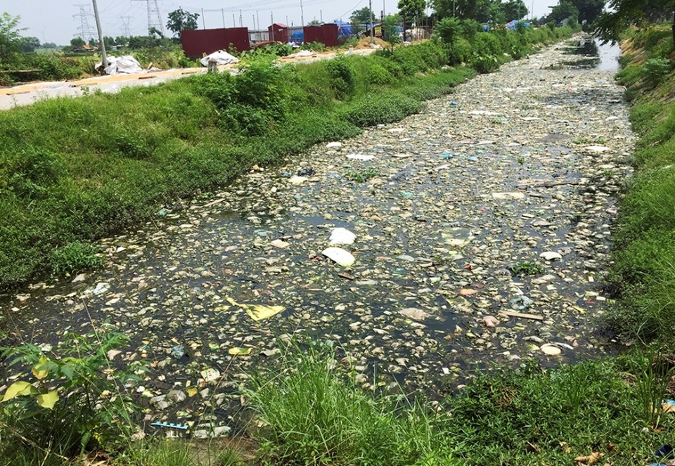 Kênh ngập rác thải biến thành đường hoa ở Hà Nội - 1 Kênh ngập rác thải biến thành đường hoa ở Hà Nội - 1