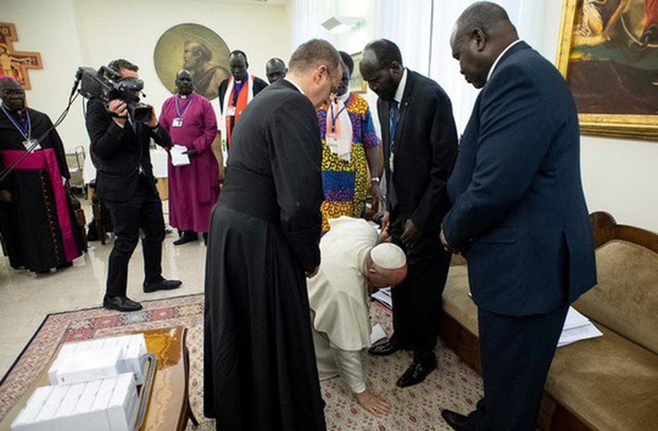 Giáo hoàng Francis quỳ gối hôn chân các lãnh đạo Nam Sudan - 1 Giáo hoàng Francis quỳ gối hôn chân các lãnh đạo Nam Sudan - 1