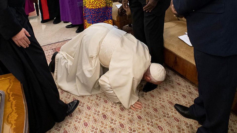 Giáo hoàng Francis quỳ gối hôn chân các lãnh đạo Nam Sudan - 2 Giáo hoàng Francis quỳ gối hôn chân các lãnh đạo Nam Sudan - 2