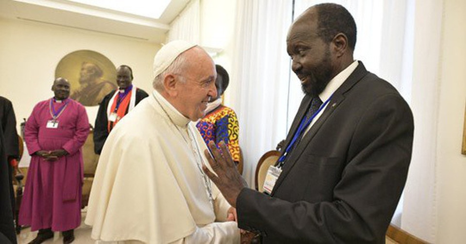 Giáo hoàng Francis quỳ gối hôn chân các lãnh đạo Nam Sudan - 3 Giáo hoàng Francis quỳ gối hôn chân các lãnh đạo Nam Sudan - 3