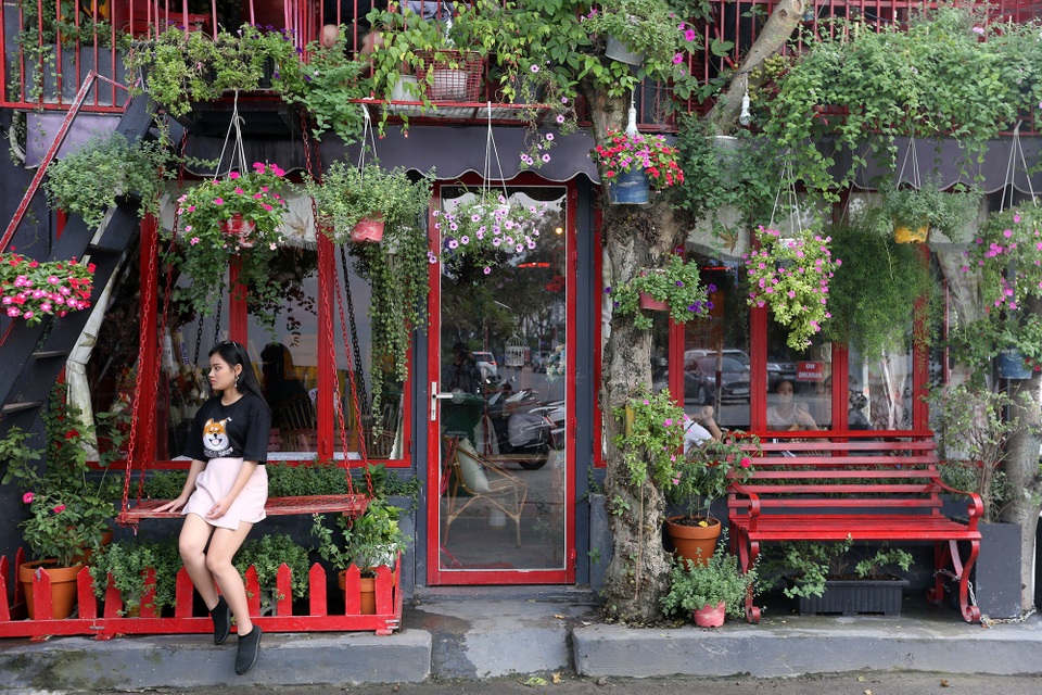 Quán cà phê hè phố theo phong cách Pháp ở Sài Gòn - 3