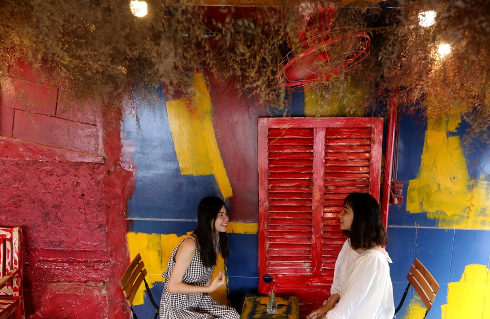 Quán cà phê hè phố theo phong cách Pháp ở Sài Gòn - 8