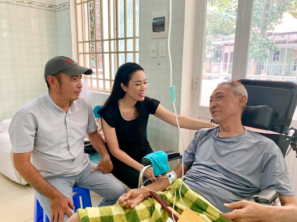 Nghệ sĩ Lê Bình bị hoại tử, sức khoẻ chuyển biến xấu - 2 Nghệ sĩ Lê Bình bị hoại tử, sức khoẻ chuyển biến xấu - 2