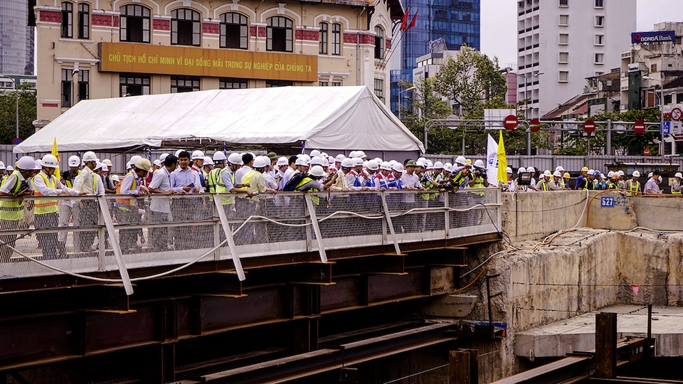 Thủ tướng Nguyễn Xuân Phúc thị sát tuyến metro số 1 của TPHCM - 8 Thủ tướng Nguyễn Xuân Phúc thị sát tuyến metro số 1 của TPHCM - 8