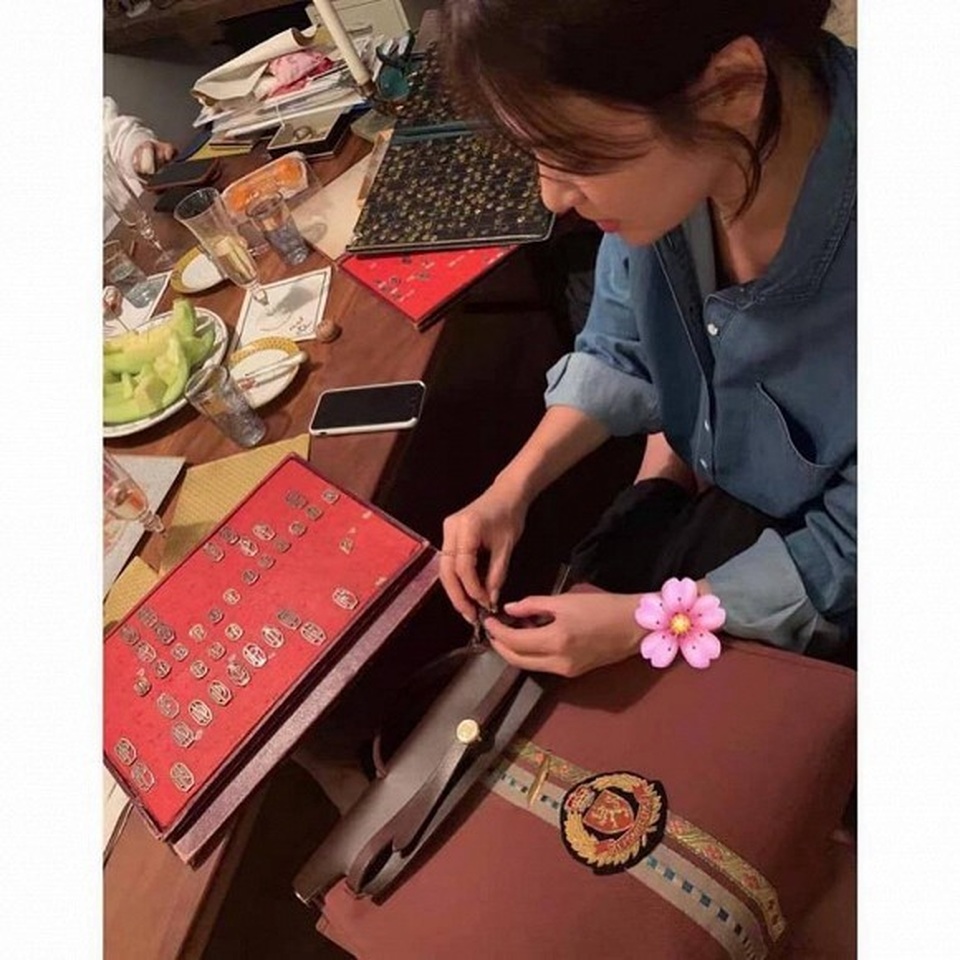 Song Hye Kyo gắn tên “ông xã” Song Joong Ki lên túi xách - 1 Song Hye Kyo gắn tên “ông xã” Song Joong Ki lên túi xách - 1