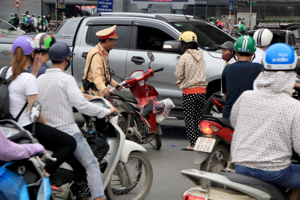 Người dân đổ về quê nghỉ lễ, cửa ngõ Hà Nội ùn tắc kinh hoàng - 13 Người dân đổ về quê nghỉ lễ, cửa ngõ Hà Nội ùn tắc kinh hoàng - 13