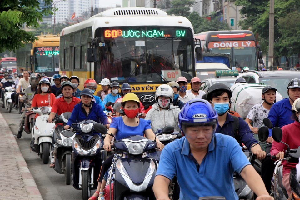 Người dân đổ về quê nghỉ lễ, cửa ngõ Hà Nội ùn tắc kinh hoàng - 6 Người dân đổ về quê nghỉ lễ, cửa ngõ Hà Nội ùn tắc kinh hoàng - 6