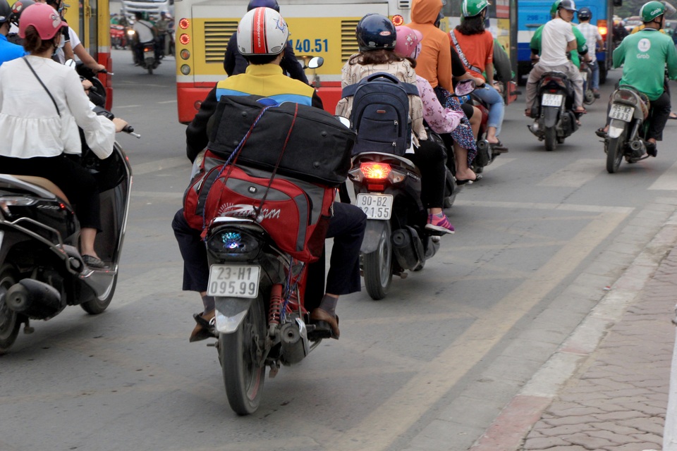 Người dân đổ về quê nghỉ lễ, cửa ngõ Hà Nội ùn tắc kinh hoàng - 10 Người dân đổ về quê nghỉ lễ, cửa ngõ Hà Nội ùn tắc kinh hoàng - 10
