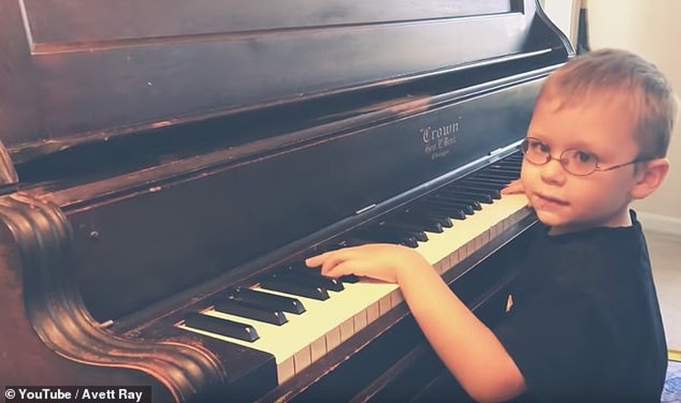 Clip “cậu bé mù 6 tuổi đánh piano và hát cực hay” khiến dân mạng thán phục - 1 Clip “cậu bé mù 6 tuổi đánh piano và hát cực hay” khiến dân mạng thán phục - 1