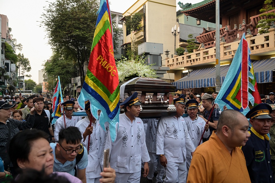Phương Thanh, Minh Nhí, Trịnh Kim Chi… nghẹn ngào tiễn biệt nghệ sĩ Anh Vũ - 12 Phương Thanh, Minh Nhí, Trịnh Kim Chi… nghẹn ngào tiễn biệt nghệ sĩ Anh Vũ - 12