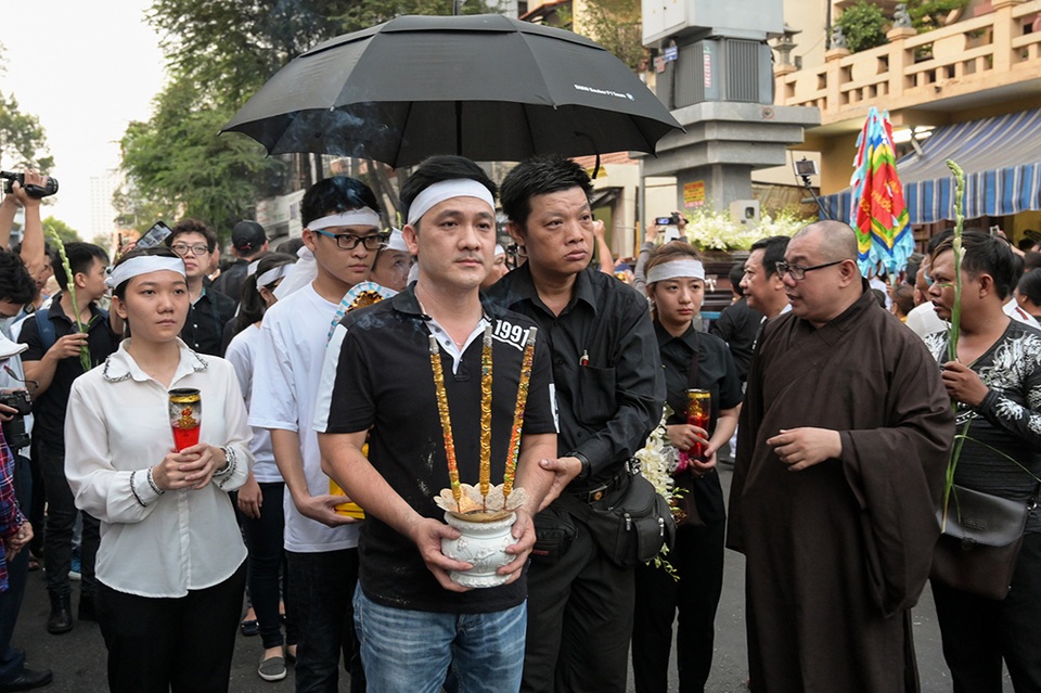 Phương Thanh, Minh Nhí, Trịnh Kim Chi… nghẹn ngào tiễn biệt nghệ sĩ Anh Vũ - 11 Phương Thanh, Minh Nhí, Trịnh Kim Chi… nghẹn ngào tiễn biệt nghệ sĩ Anh Vũ - 11