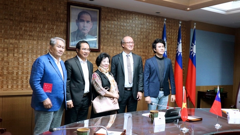 Vũ Mạnh Cường ủng hộ người trẻ hiếu học - 2 Vũ Mạnh Cường ủng hộ người trẻ hiếu học - 2