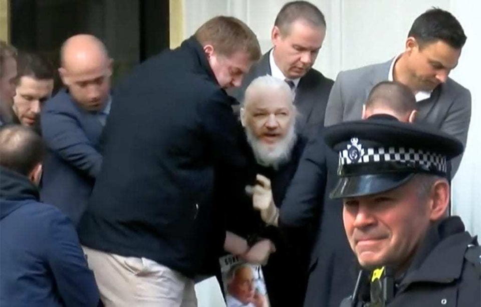 Cuộc chiến pháp lý của ông chủ WikiLeaks sau 7 năm trốn chạy - 4 Cuộc chiến pháp lý của ông chủ WikiLeaks sau 7 năm trốn chạy - 4