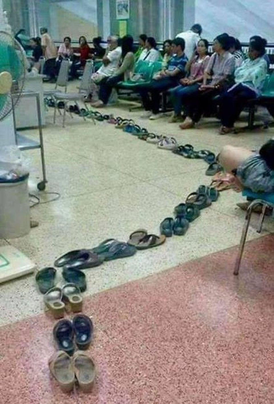 Xếp dép xí chỗ chờ khám bệnh ngay tại Hà Nội? - 1