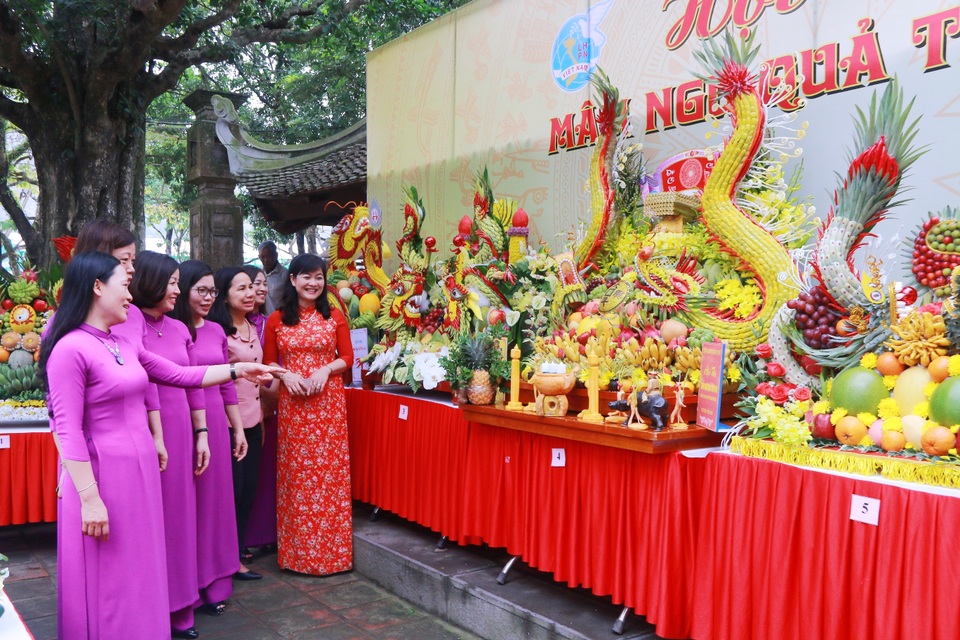 Người dân muôn phương nô nức đổ về cố đô Hoa Lư trảy hội 