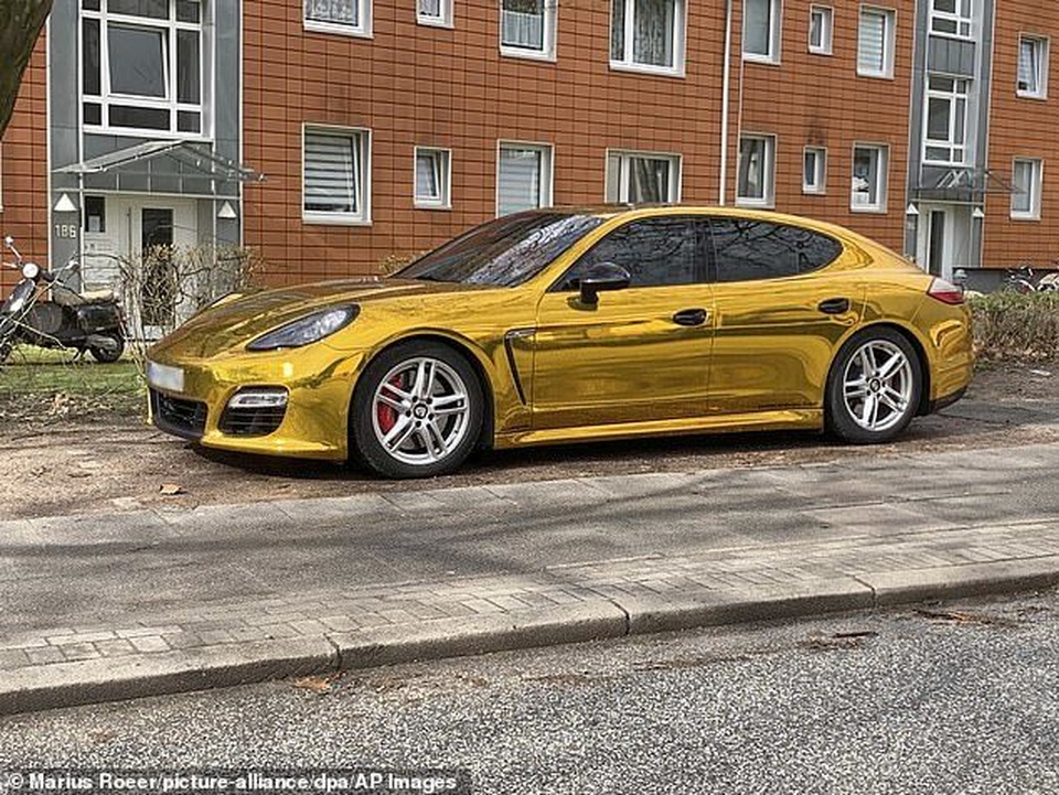 Xe hơi dát vàng bị cảnh sát giữ vì quá “chói lóa” - 2