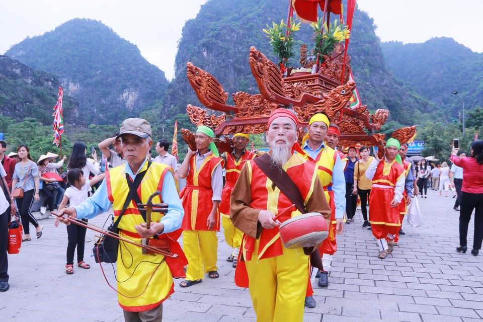 Người dân muôn phương nô nức đổ về cố đô Hoa Lư trẩy hội - 8