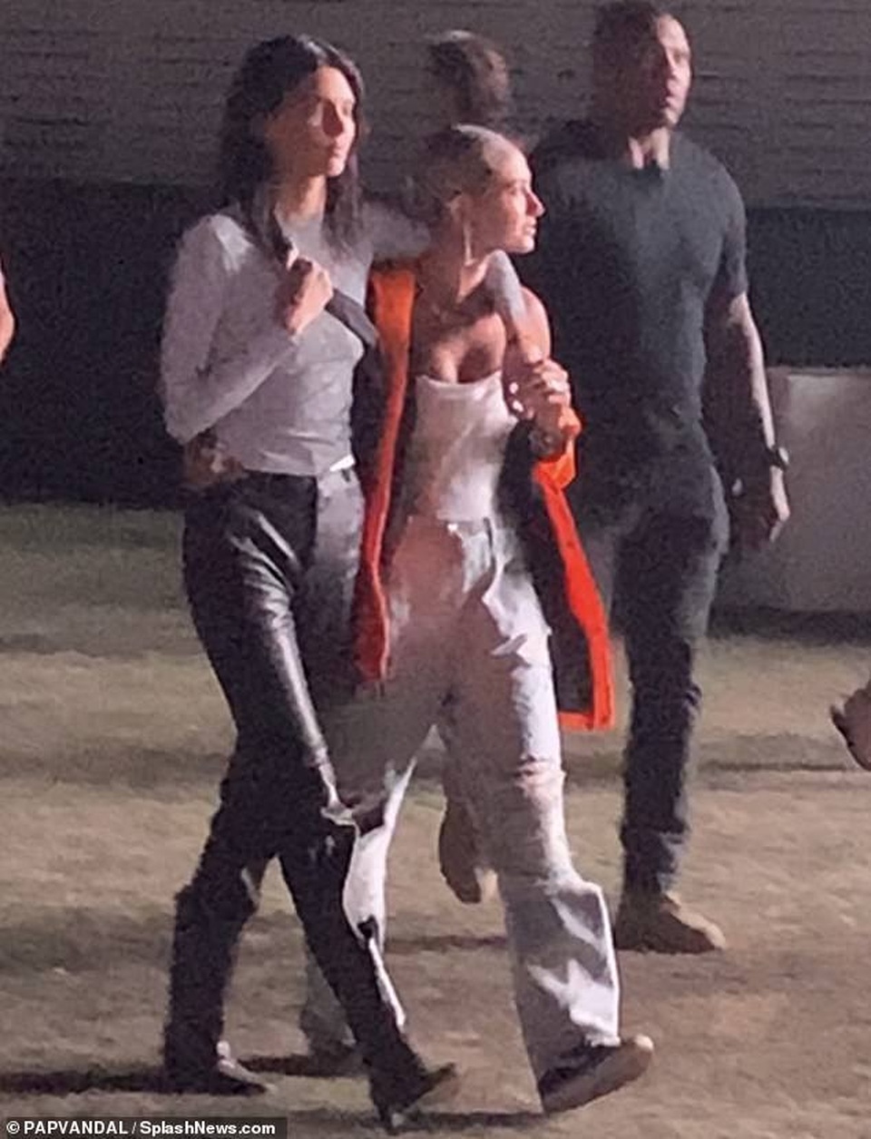 Hoa hậu hoàn vũ khoe cơ bụng săn chắc khi đi xem ca nhạc - 7 Hoa hậu hoàn vũ khoe cơ bụng săn chắc khi đi xem ca nhạc - 7