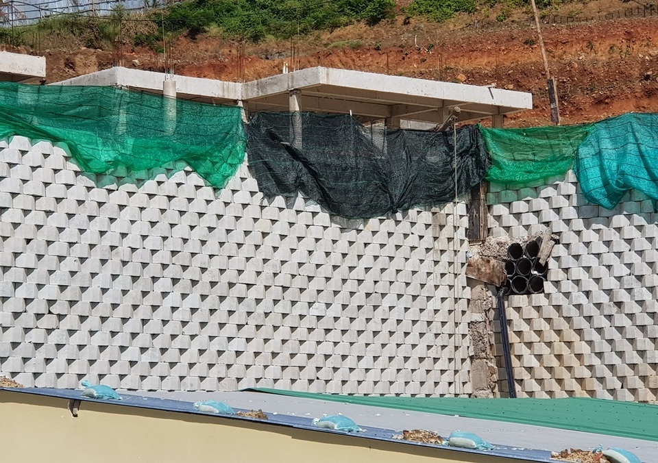 Dân đồng ý bán đất, Sở nói kiên quyết thực hiện phương án tháo dỡ tường chắn “khủng” - 1 Dân đồng ý bán đất, Sở nói kiên quyết thực hiện phương án tháo dỡ tường chắn “khủng” - 1