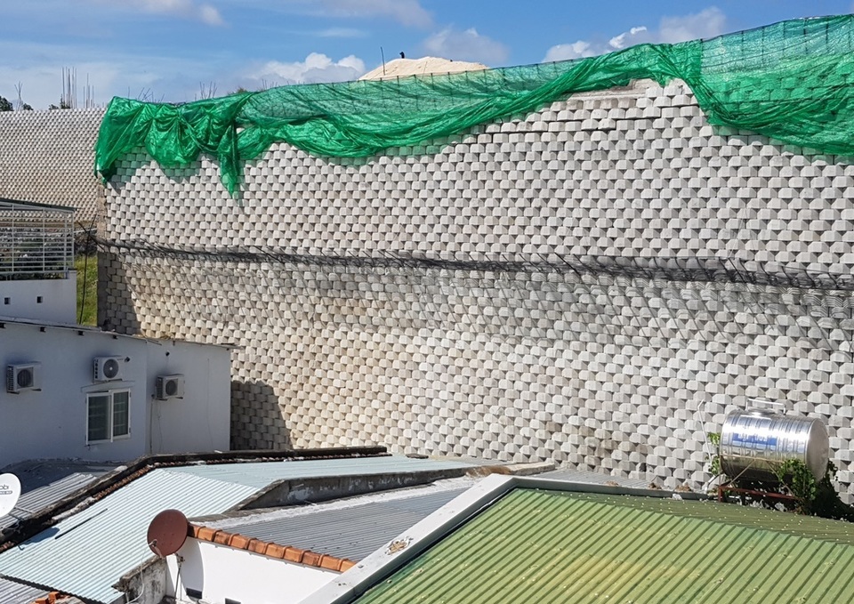 Dân đồng ý bán đất, Sở nói kiên quyết thực hiện phương án tháo dỡ tường chắn “khủng” - 2 Dân đồng ý bán đất, Sở nói kiên quyết thực hiện phương án tháo dỡ tường chắn “khủng” - 2