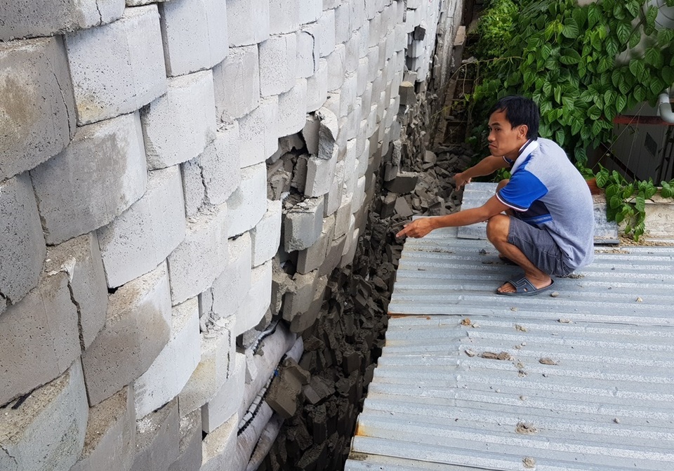 Dân đồng ý bán đất, Sở nói kiên quyết thực hiện phương án tháo dỡ tường chắn “khủng” - 5 Dân đồng ý bán đất, Sở nói kiên quyết thực hiện phương án tháo dỡ tường chắn “khủng” - 5