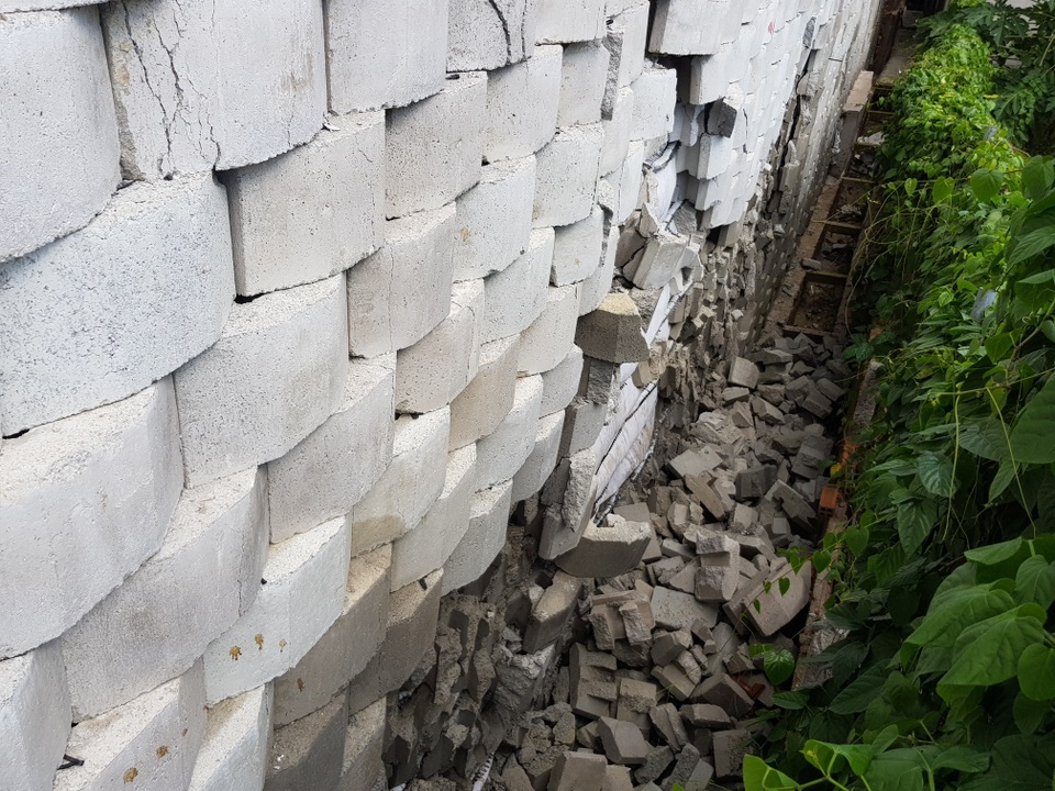 Dân đồng ý bán đất, Sở nói kiên quyết thực hiện phương án tháo dỡ tường chắn “khủng” - 4 Dân đồng ý bán đất, Sở nói kiên quyết thực hiện phương án tháo dỡ tường chắn “khủng” - 4