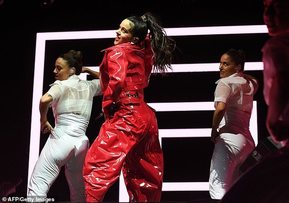 Hoa hậu hoàn vũ khoe cơ bụng săn chắc khi đi xem ca nhạc - 11 Hoa hậu hoàn vũ khoe cơ bụng săn chắc khi đi xem ca nhạc - 11