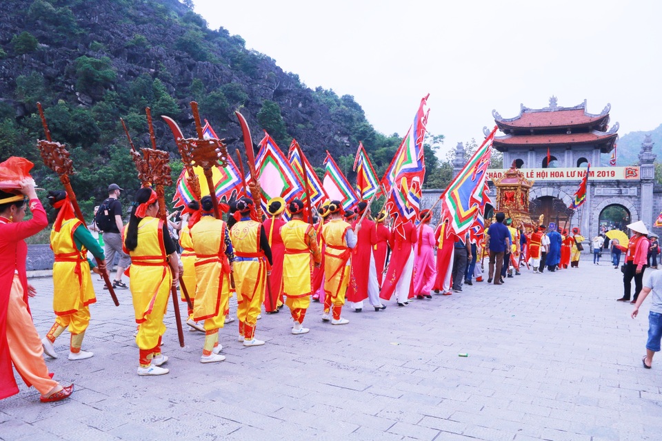 Người dân muôn phương nô nức đổ về cố đô Hoa Lư trảy hội 