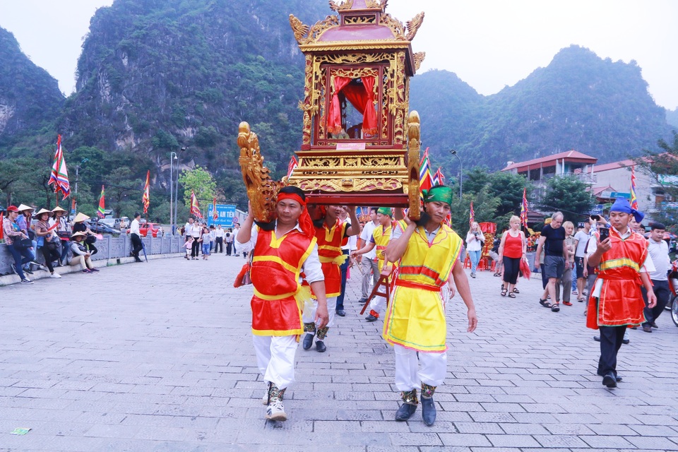 Người dân muôn phương nô nức đổ về cố đô Hoa Lư trảy hội 