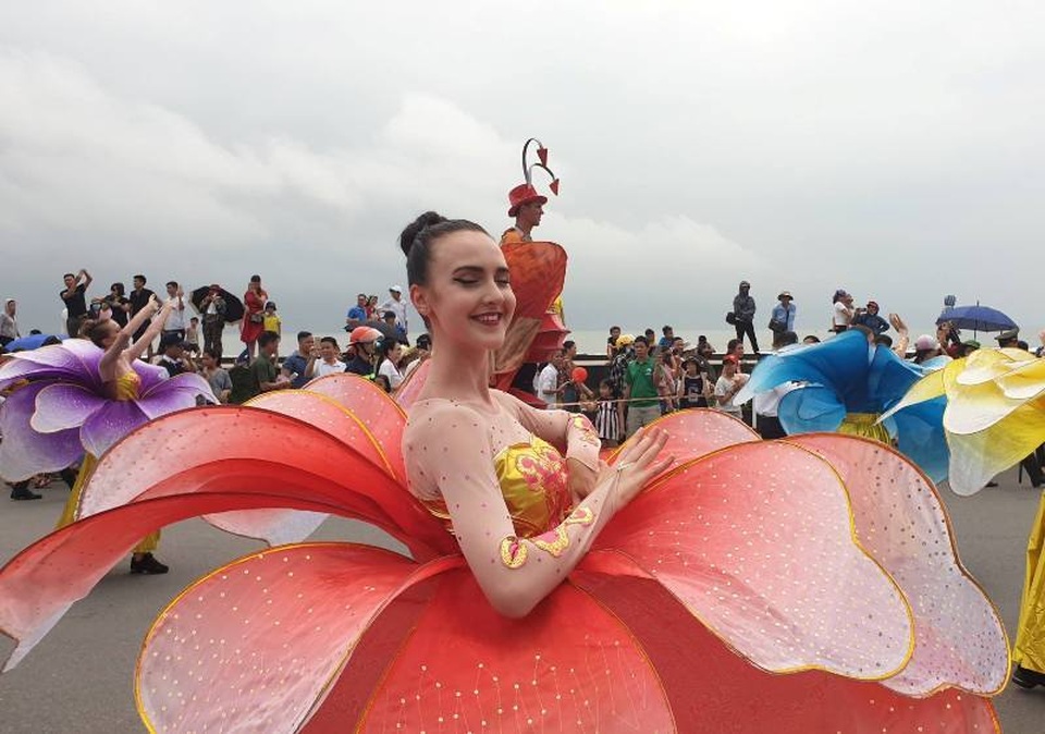 Lung linh đêm hội Sầm Sơn “Sắc màu biển ngọc” - 6 Lung linh đêm hội Sầm Sơn “Sắc màu biển ngọc” - 6