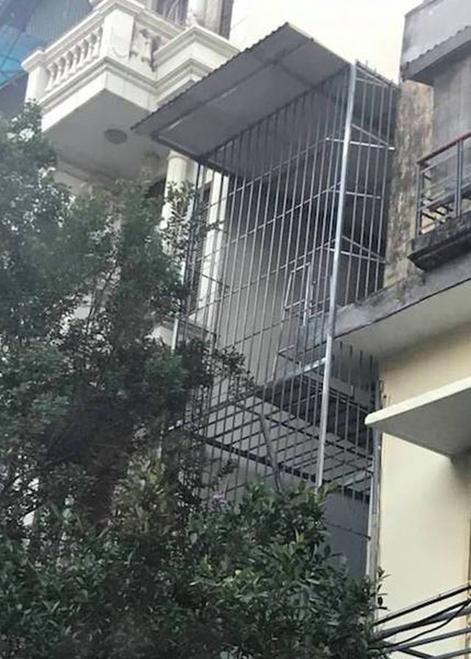 Bị hàng xóm dựng lồng sắt cầm tù ngay giữa thủ đô, người dân có được giải cứu? - 6 Bị hàng xóm dựng lồng sắt cầm tù ngay giữa thủ đô, người dân có được giải cứu? - 6