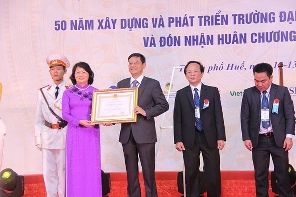 Trường ĐH Kinh tế, ĐH Huế đón nhận Huân chương Lao động hạng Nhất - 2 Trường ĐH Kinh tế, ĐH Huế đón nhận Huân chương Lao động hạng Nhất - 2
