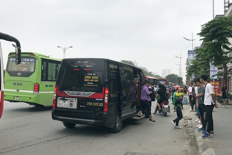 Hà Nội: Ùn tắc nghiêm trọng ở cửa ngõ, xe dù bến cóc hoành hành - 11 Hà Nội: Ùn tắc nghiêm trọng ở cửa ngõ, xe dù bến cóc hoành hành - 11