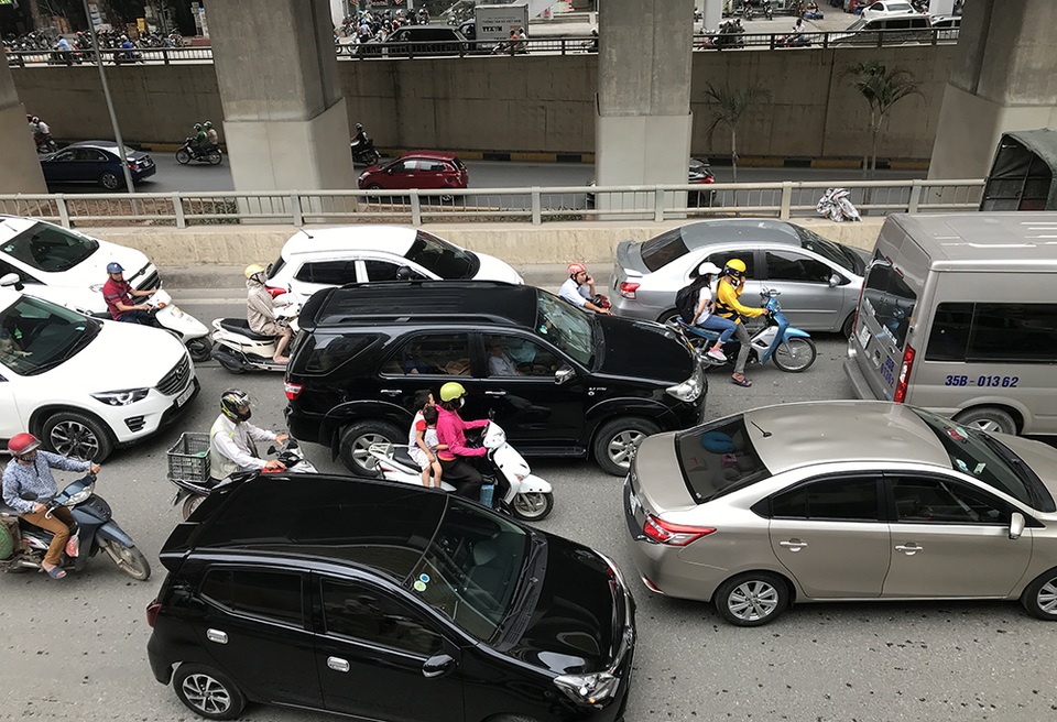 Hà Nội: Ùn tắc nghiêm trọng ở cửa ngõ, xe dù bến cóc hoành hành - 8 Hà Nội: Ùn tắc nghiêm trọng ở cửa ngõ, xe dù bến cóc hoành hành - 8