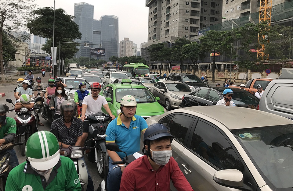 Hà Nội: Ùn tắc nghiêm trọng ở cửa ngõ, xe dù bến cóc hoành hành - 4 Hà Nội: Ùn tắc nghiêm trọng ở cửa ngõ, xe dù bến cóc hoành hành - 4