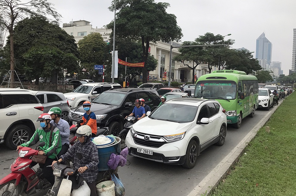 Hà Nội: Ùn tắc nghiêm trọng ở cửa ngõ, xe dù bến cóc hoành hành - 5 Hà Nội: Ùn tắc nghiêm trọng ở cửa ngõ, xe dù bến cóc hoành hành - 5