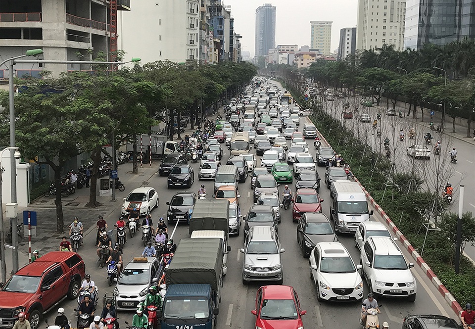 Hà Nội: Ùn tắc nghiêm trọng ở cửa ngõ, xe dù bến cóc hoành hành - 1 Hà Nội: Ùn tắc nghiêm trọng ở cửa ngõ, xe dù bến cóc hoành hành - 1