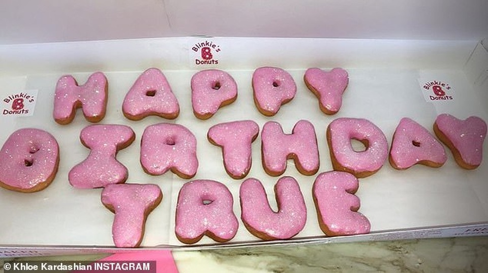 Khloe Kardashian tổ chức sinh nhật xa hoa cho con gái 1 tuổi - 8