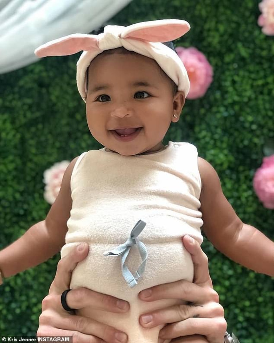 Khloe Kardashian tổ chức sinh nhật xa hoa cho con gái 1 tuổi - 14