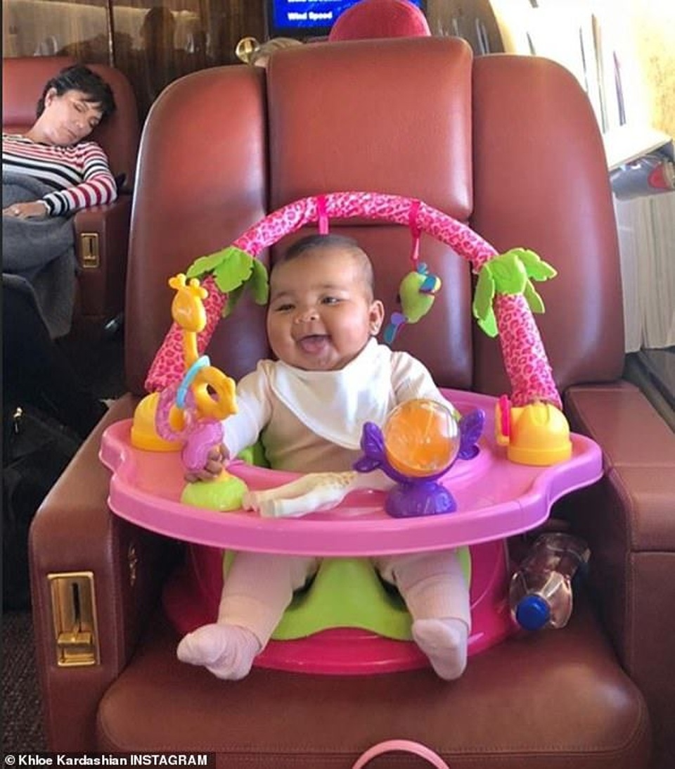 Khloe Kardashian tổ chức sinh nhật xa hoa cho con gái 1 tuổi - 13