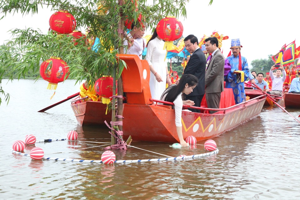 Người dân muôn phương nô nức đổ về cố đô Hoa Lư trẩy hội - 3