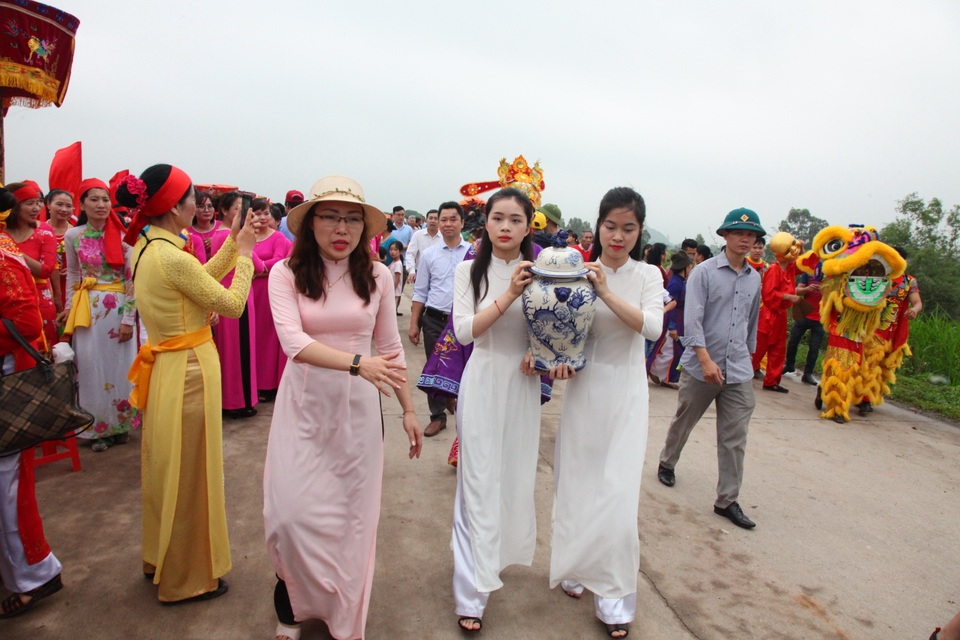 Người dân muôn phương nô nức đổ về cố đô Hoa Lư trẩy hội - 4